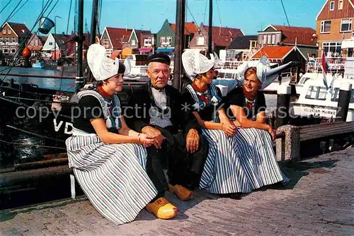 AK / Ansichtskarte Volendam Bewohner in Trachten am Hafen Kat. Niederlande
