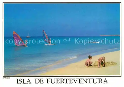 AK / Ansichtskarte Jandia Spielende Kinder am Strand Windsurfen Kat. Fuerteventura Kanarische Inseln