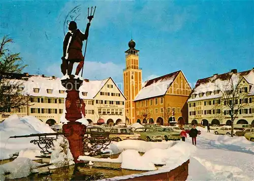 AK / Ansichtskarte Freudenstadt Marktplatz mit Neptunbrunnen und Rathaus im Winter Kurort im Schwarzwald Kat. Freudenstadt
