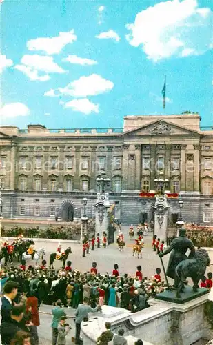 AK / Ansichtskarte Leibgarde Wache Trooping of the Colour Buckingham Palace Queen Kat. Polizei