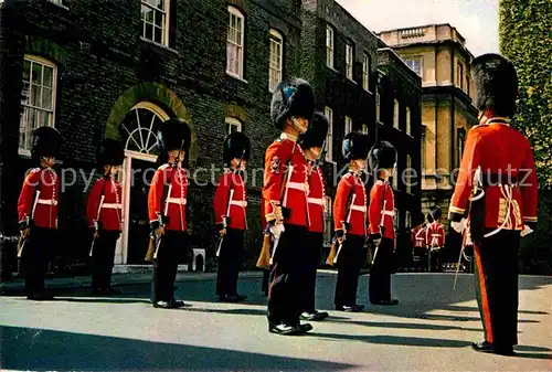 AK / Ansichtskarte Leibgarde Wache London Irish Guards Ambassador s Court St. James s Palace  Kat. Polizei