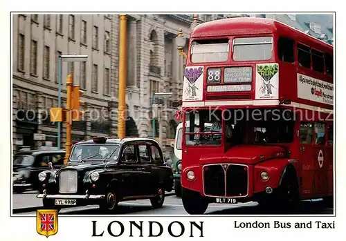 AK / Ansichtskarte Autobus Omnibus London Bus Taxi  Kat. Autos