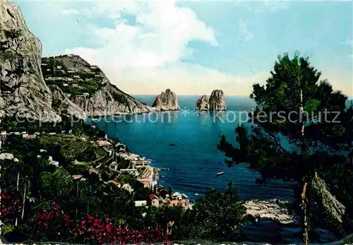 AK / Ansichtskarte Capri Panorama con Faraglioni Felsformationen Kat. Golfo di Napoli