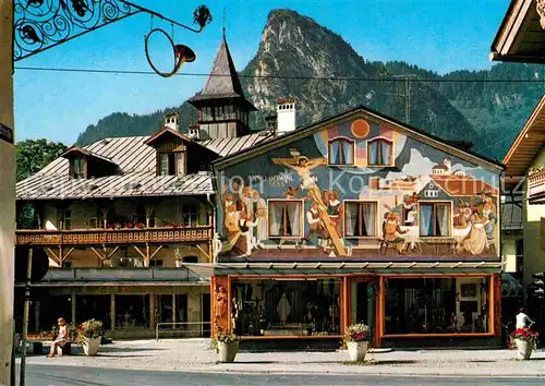 AK / Ansichtskarte Oberammergau Dorfplatz mit Fresko Das Geluebde Passionsspielort Kat. Oberammergau