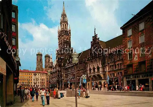 AK / Ansichtskarte Muenchen Rathaus und Frauenkirche Kat. Muenchen