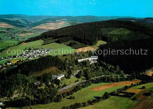 AK / Ansichtskarte Bad Berleburg Fliegeraufnahme im Wittgensteiner Berg  und Waldland Kat. Bad Berleburg