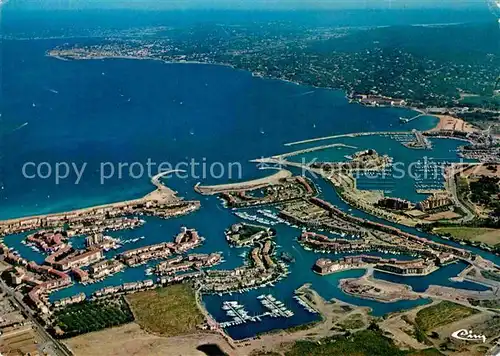 AK / Ansichtskarte Port Grimaud Fliegeraufnahme Hafen Kat. Grimaud