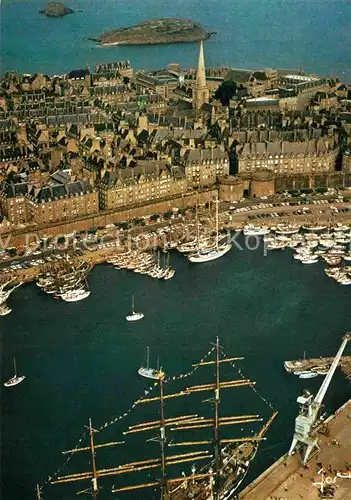 AK / Ansichtskarte Saint Malo Ille et Vilaine Bretagne Fliegeraufnahme Alstadt und Hafen Kat. Saint Malo