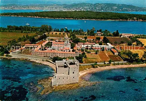 AK / Ansichtskarte Ile Saint Honorat Alpes Maritimes Au premier plan l ancien Monastere fortifie Vue aerienne