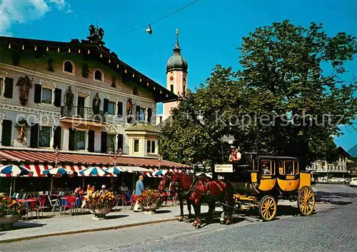 AK / Ansichtskarte Postkutsche Garmisch Partenkirchen Marienplatz Hotel Post Pfarrkirche St. Martin  Kat. Post