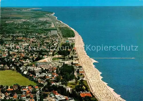 AK / Ansichtskarte Groemitz Ostseebad Fliegeraufnahme mit Strand Kat. Groemitz