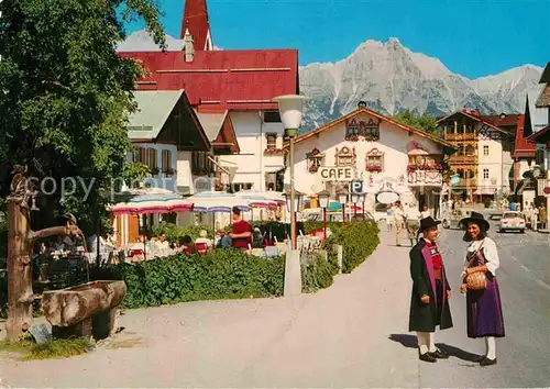 AK / Ansichtskarte Seefeld Tirol Dorfstrasse Tracht Wettersteingebirge Kat. Seefeld in Tirol
