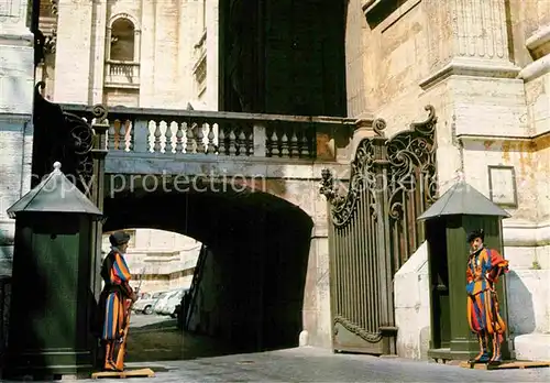 AK / Ansichtskarte Vatikanstadt Citta del Vaticano Arco delle campane Guardie Svizzere Glockenbogen Schweizerwachen Kat. Vatikanstadt