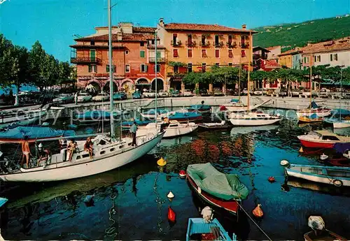 AK / Ansichtskarte Torri del Benaco Lago di Garda Il Porto Kat. Lago di Garda 