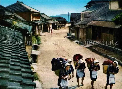 AK / Ansichtskarte Japan Fishing Village Frauen mit Koerben Kat. Japan