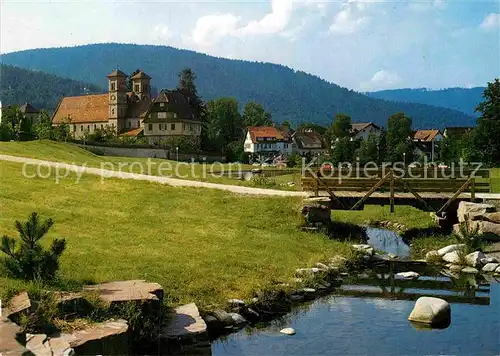 AK / Ansichtskarte Klosterreichenbach Partie am Bach Holzbruecke Blick zur Kirche Luftkurort im Schwarzwald Kat. Baiersbronn