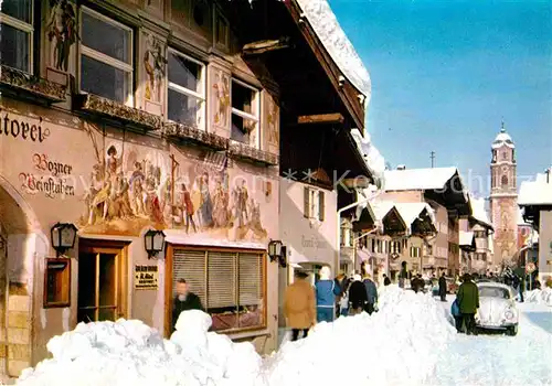 AK / Ansichtskarte Mittenwald Bayern Obermarkt und Pfarrkirche im Winter Fassadenmalerei Kat. Mittenwald