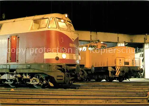 AK / Ansichtskarte Lokomotive Diesellokomotiven 228704 3 und 344007 0 Betriebshof Arnstadt  Kat. Eisenbahn