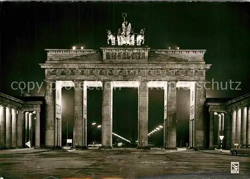 AK / Ansichtskarte Berlin Brandenburger Tor bei Nacht Kat. Berlin