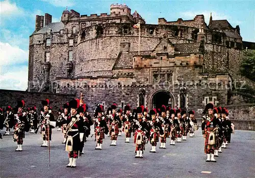AK / Ansichtskarte Leibgarde Wache Pipe Band 1st Battalion Black Watch Edinburgh Castle  Kat. Polizei