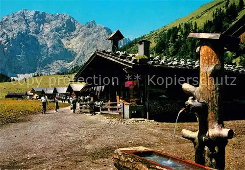 AK / Ansichtskarte Hinterriss Tirol Engalm am grossen Ahornboden gegen Grubenkarspitze Karwendelgebirge Holzbrunnen Kat. Vomp