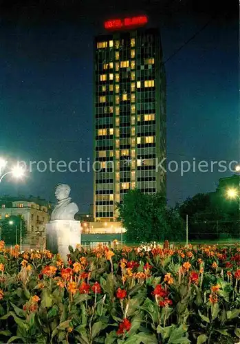 AK / Ansichtskarte Beograd Belgrad Hotel Slavija Denkmal Bueste Nachtaufnahme Kat. Serbien