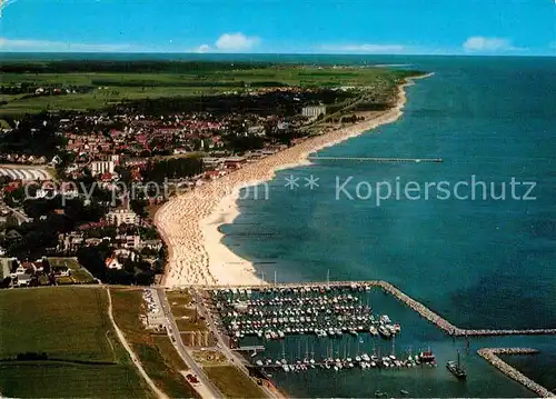 AK / Ansichtskarte Groemitz Ostseebad Fliegeraufnahme mit Jachthafen Strand Kat. Groemitz