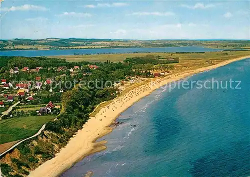 AK / Ansichtskarte Hohwacht Ostseebad Fliegeraufnahme Strand und Binnensee Kat. Hohwacht (Ostsee)