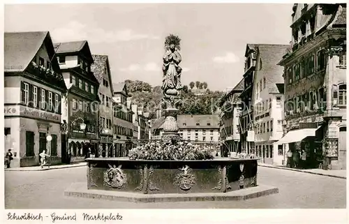 AK / Ansichtskarte Schwaebisch Gmuend Marktplatz mit Brunnen Kat. Schwaebisch Gmuend