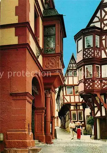 AK / Ansichtskarte Bernkastel Kues Rathaus Spitzgiebelhaus mit Pranger Fachwerkhaus Altstadt Kat. Bernkastel Kues