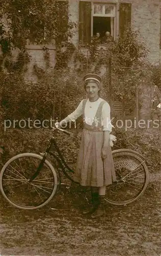 AK / Ansichtskarte Fahrrad Maedchen Privatfoto Kat. Zweiraeder