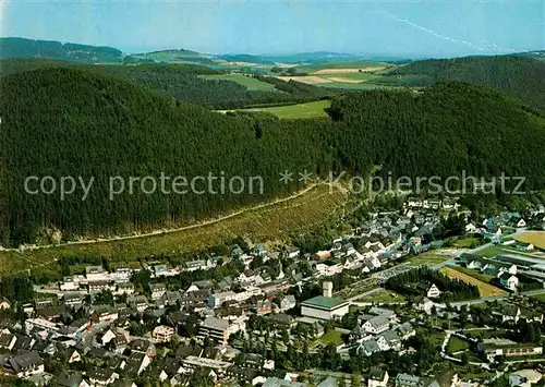 AK / Ansichtskarte Willingen Sauerland Heilklimatischer Kneippkurort Wintersportplatz Fliegeraufnahme Kat. Willingen (Upland)