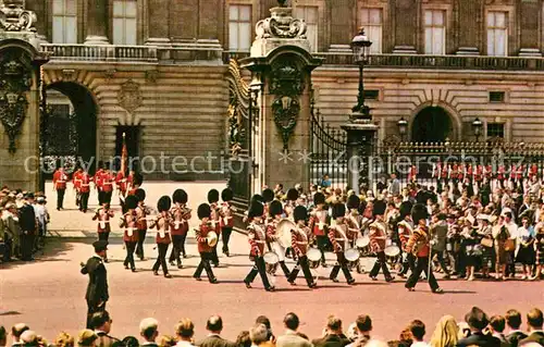 AK / Ansichtskarte Leibgarde Wache Queen s Guard Buckingham Palace London  Kat. Polizei