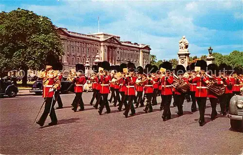 AK / Ansichtskarte Leibgarde Wache Guards Band Buckingham Palace London  Kat. Polizei