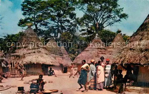 AK / Ansichtskarte Typen Afrika Village Africain 