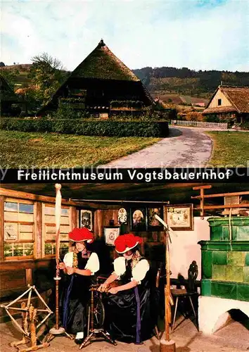 AK / Ansichtskarte Gutach Schwarzwald Freilichtmuseum Vogtsbauernhof Bauernstube Trachten Spinnrad Kat. Gutach