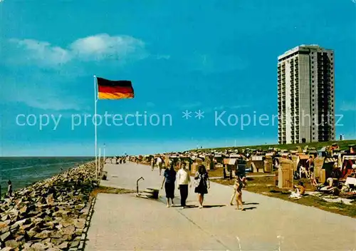 AK / Ansichtskarte Buesum Nordseebad Promenade mit Strand und Hochhaus Fahne Kat. Buesum
