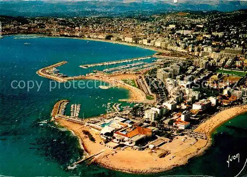 AK / Ansichtskarte Cannes Alpes Maritimes Fliegeraufnahme mit Hafen Strand Kat. Cannes