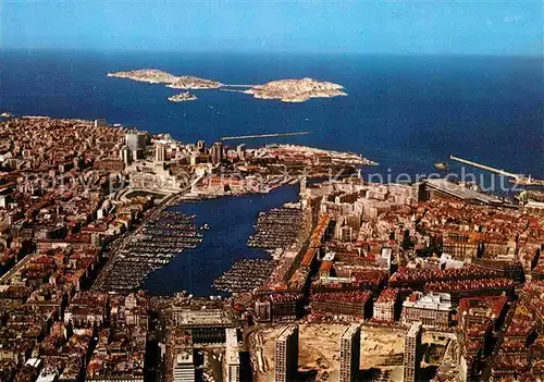 AK / Ansichtskarte Marseille Vue aerienne du Vieux ort Dans le fond Le Chateau d If Kat. Marseille