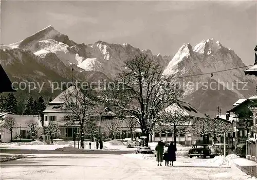 AK / Ansichtskarte Garmisch Partenkirchen Marktplatz im Winter Alpenblick Kat. Garmisch Partenkirchen