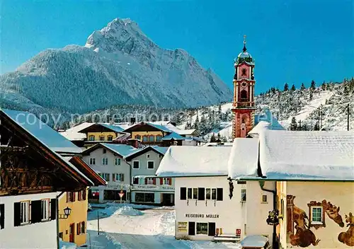 AK / Ansichtskarte Mittenwald Bayern Ortsmotiv mit Kirche mit Wettersteinspitze im Winter Kat. Mittenwald