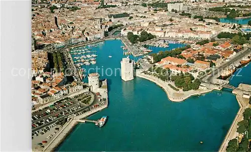 AK / Ansichtskarte La Rochelle Charente Maritime Vue generale et le port vue aerienne Kat. La Rochelle