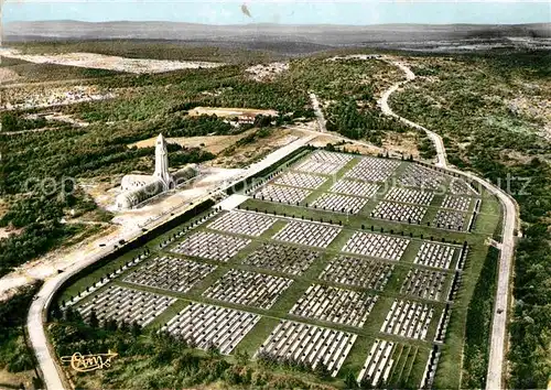 AK / Ansichtskarte Verdun Meuse Vue generale Ossuaire et Cimetiere Fliegeraufnahme Kat. Verdun