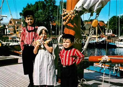 AK / Ansichtskarte Urk Kinder in Tracht auf dem Segelboot Kat. Niederlande