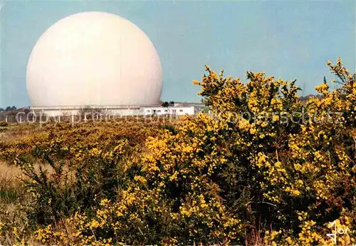 AK / Ansichtskarte Pleumeur Bodou Les ajoncs bretons devant le Radome Kat. Pleumeur Bodou