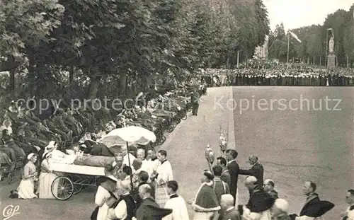 AK / Ansichtskarte Lourdes Hautes Pyrenees Benediction des malades sur l Esplanade Kat. Lourdes