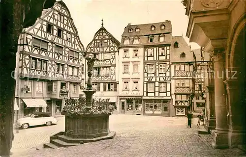 AK / Ansichtskarte Bernkastel Kues Altstadt Marktplatz Brunnen Fachwerkhaeuser Kat. Bernkastel Kues