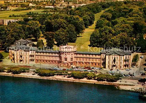 AK / Ansichtskarte Biebrich Wiesbaden Schloss am Rheinufer mit Schlosspark Fliegeraufnahme