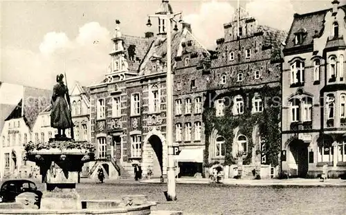 AK / Ansichtskarte Husum Nordfriesland Markt Brunnen Figur Kat. Husum