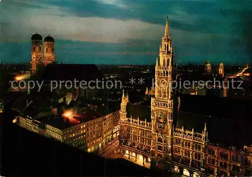 AK / Ansichtskarte Muenchen Rathaus Frauenkirche bei Abendbeleuchtung Kat. Muenchen